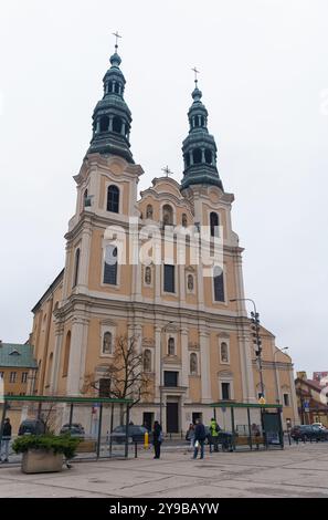 Posen, Polen - 20. Januar 2023: Touristen bewundern die atemberaubende Architektur einer historischen Kirche in Posen, Polen, während der bewölkte Himmel ihre noch verstärkt Stockfoto