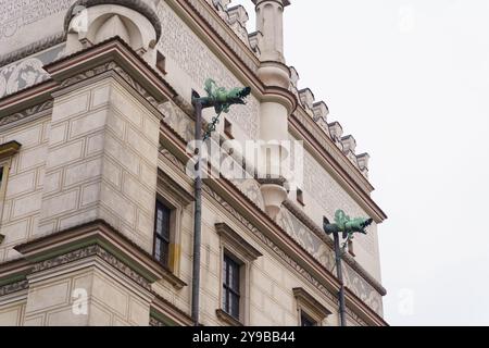 Posen, Polen - 20. Januar 2023: Elegante Wasserspeier auf einem gotischen Gebäude in Posen, die komplizierte Details und Kunstfertigkeit zeigen. Der Out Stockfoto