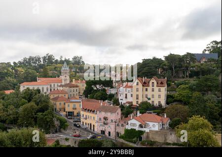 Sintra, Portugal - 9. September 2024 : Eine malerische Landschaft mit bunten Gebäuden und Bäumen in den Hügeln von Sintra. Stockfoto