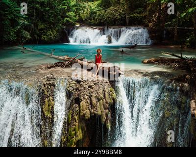 Frau auf dem malerischen Wasserfall in Zentral-Sulawesi, Drohnenblick Stockfoto