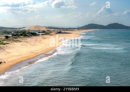 Hohe Aussicht von 'Mui-Dien', Phu-Yen Provinz, Vietnam der blaue Himmel und weiße Wolken, das blaue Meer und die gekrümmte Küste, beruhigen die Farbe der Seele, qui Stockfoto