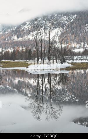 Kleiner Alpensee teert die Berge auf der Schweizer Alp Stockfoto