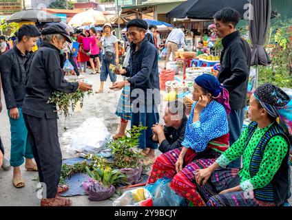 Dong Van Market, Bezirk Meo Vac, Provinz Ha Giang, Vietnam - 15. September 2024: Szene des täglichen Lebens auf dem alten Stadtmarkt Dong Van. Die Marke Stockfoto