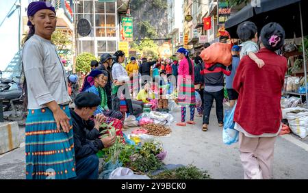 Dong Van Market, Bezirk Meo Vac, Provinz Ha Giang, Vietnam - 15. September 2024: Szene des täglichen Lebens auf dem alten Stadtmarkt Dong Van. Die Marke Stockfoto