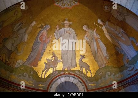 Goldenes Fresko der romanischen Kapelle aus dem Schloss Menthon-Saint-Bernard am Ufer des Annecy-Sees in den Alpen im Departement Haute-Savoie in Stockfoto