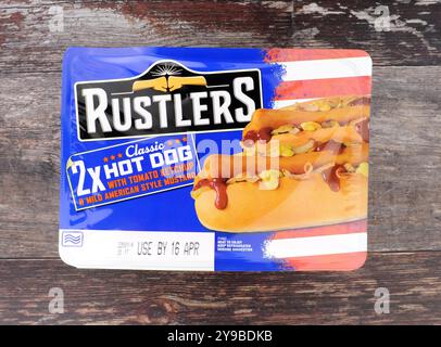 Rustlers klassische Mikrowelle Hot Dogs mit Tomatenketchup und mildem amerikanischem Senf Stockfoto