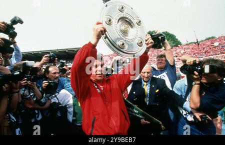 Hamburg, Deutschland. Oktober 2024. firo: 09.05.1998 Fußball: Fußball: Archivfotos, Archivfotos, Archivfotos, Archivfotos, 1. Bundesligasaison 1997/1998, 97/98, HSV Hamburg Hamburg, Hamburg HSV Hamburg Hamburg Hamburg - 1. FC Kaiserslautern 1:1 1. Der FC Kaiserslautern wird, Deutscher, Champion, Meisterschaft Otto Rehhagel Halbfigurentrainer von 1. Der FC Kaiserslautern jubelt mit der Meisterschafttrophäe Credit: dpa/Alamy Live News Stockfoto