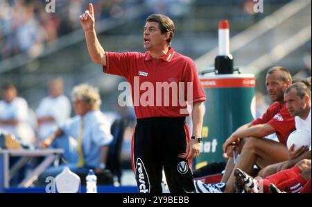 Hamburg, Deutschland. Oktober 2024. firo: 09.05.1998 Fußball: Fußball: Archivfotos, Archivfotos, Archivfotos, Archivfotos, 1. Bundesligasaison 1997/1998, 97/98, HSV Hamburg Hamburg, Hamburg HSV Hamburg Hamburg Hamburg - 1. FC Kaiserslautern 1:1 1. Der FC Kaiserslautern wird, Deutscher, Champion, Meisterschaft Otto Rehhagel Halbfigurentrainer von 1. FC Kaiserslautern Geste Credit: dpa/Alamy Live News Stockfoto