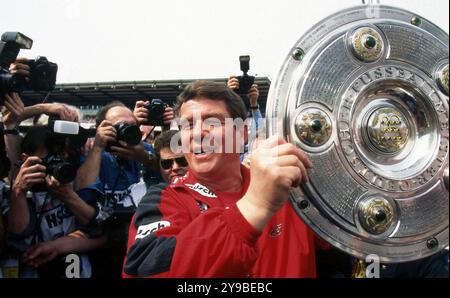 Hamburg, Deutschland. Oktober 2024. firo: 09.05.1998 Fußball: Fußball: Archivfotos, Archivfotos, Archivfotos, Archivfotos, 1. Bundesligasaison 1997/1998, 97/98, HSV Hamburg Hamburg, Hamburg HSV Hamburg Hamburg Hamburg - 1. FC Kaiserslautern 1:1 1. Der FC Kaiserslautern wird, Deutscher, Champion, Meisterschaft Otto Rehhagel Halbfigurentrainer von 1. Der FC Kaiserslautern jubelt mit der Meisterschafttrophäe Credit: dpa/Alamy Live News Stockfoto