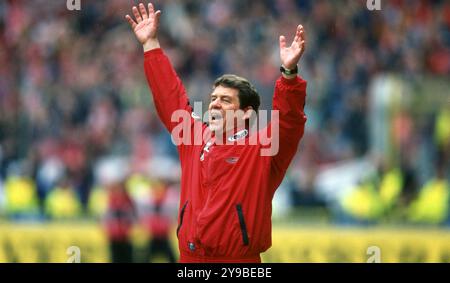 Hamburg, Deutschland. Oktober 2024. firo: 09.05.1998 Fußball: Fußball: Archivfotos, Archivfotos, Archivfotos, Archivfotos, 1. Bundesligasaison 1997/1998, 97/98, HSV Hamburg Hamburg, Hamburg HSV Hamburg Hamburg Hamburg - 1. FC Kaiserslautern 1:1 1. Der FC Kaiserslautern wird, Deutscher, Champion, Meisterschaft Otto Rehhagel Halbfigurentrainer von 1. FC Kaiserslautern Jubeljubel Guthaben: dpa/Alamy Live News Stockfoto