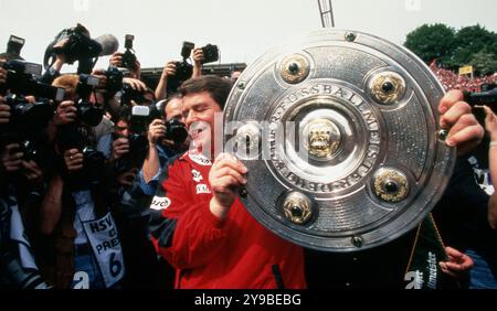 Hamburg, Deutschland. Oktober 2024. firo: 09.05.1998 Fußball: Fußball: Archivfotos, Archivfotos, Archivfotos, Archivfotos, 1. Bundesligasaison 1997/1998, 97/98, HSV Hamburg Hamburg, Hamburg HSV Hamburg Hamburg Hamburg - 1. FC Kaiserslautern 1:1 1. Der FC Kaiserslautern wird, Deutscher, Champion, Meisterschaft Otto Rehhagel Halbfigurentrainer von 1. Der FC Kaiserslautern jubelt mit der Meisterschafttrophäe Credit: dpa/Alamy Live News Stockfoto