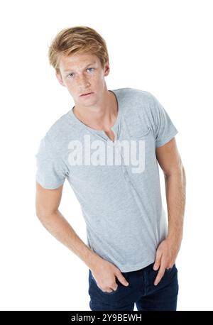 T-Shirt, ernst und Porträt eines Mannes im Studio mit lässigem, coolem und trendigem Outfit mit Selbstbewusstsein. Stolz, Mode und gutaussehende männliche Person von Stockfoto