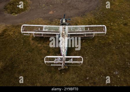 Alte verlassene kleine Flugzeug auf dem Feld Stockfoto