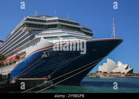 Carnival Plendor, ein Kreuzfahrtschiff der Concordia-Klasse, das von der Carnival Cruise Line betrieben wird und am Overseas Passenger Terminal in Sydney, Australien, ankert Stockfoto
