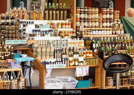 Kroatien, Rovinj - 23. September 2024: Regale mit einem reichhaltigen Sortiment an Honig, Trüffeln und Olivenöl auf dem Marktstand in der Stadt Stockfoto