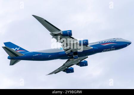 Anchorage Ted Stevens International Airport in Alaska ANCHORAGE, ALASKA – 9. Oktober 2024: Flugzeuge der Silk Way West Airlines Boeing 747-83QF fliegen am Anchorage Ted Stevens International Airport in Anchorage, Alaska, USA. Copyright: XHASANxAKBASx Stockfoto