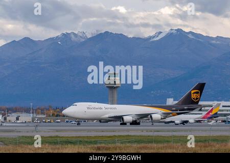 Anchorage Ted Stevens International Airport in Alaska ANCHORAGE, ALASKA - 9. Oktober 2024: Flugzeuge der UPS Boeing 747-44AF fliegen am Anchorage Ted Stevens International Airport in Anchorage, Alaska, USA. Copyright: XHASANxAKBASx Stockfoto