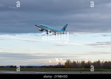 Anchorage Ted Stevens International Airport in Alaska ANCHORAGE, ALASKA – 9. Oktober 2024: Flugzeuge der Korean Air Cargo Boeing 777-FB5 fliegen am Anchorage Ted Stevens International Airport in Anchorage, Alaska, USA. Copyright: XHASANxAKBASx Stockfoto