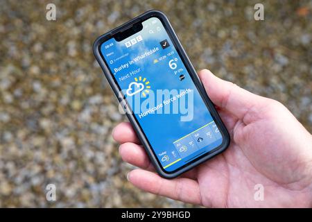 Burley in Wharfedale, Ilkley, West Yorkshire, Großbritannien. Oktober 2024. BBC Weather App Bug schlägt Hurrikanwinde in Großbritannien mit Windgeschwindigkeiten von 21739 mph in London und 23420 mph in Burley in Wharfedale vor. Credit: Kay Roxby/Alamy Live News Stockfoto