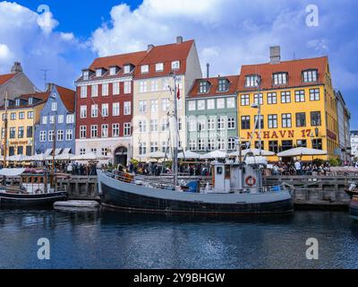 Kopenhagen, Dänemark - 9. Oktober 2022: Kanal in Kopenhagen mit verschiedenen Booten und alten Gebäuden. Stockfoto