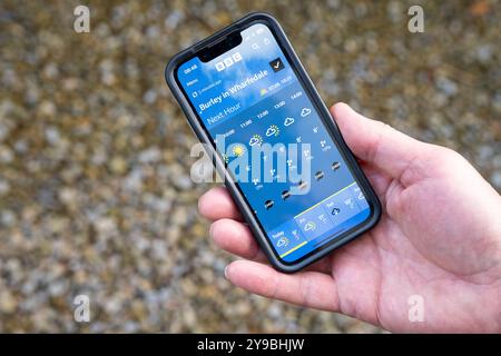 Burley in Wharfedale, Ilkley, West Yorkshire, Großbritannien. Oktober 2024. BBC Weather App Bug schlägt Hurrikanwinde in Großbritannien mit Windgeschwindigkeiten von 21739 mph in London und 23420 mph in Burley in Wharfedale vor. Credit: Kay Roxby/Alamy Live News Stockfoto