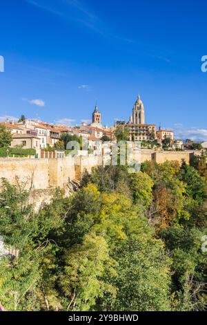 Herbstfarben vor der Skyline von Segovia, Spanien Stockfoto