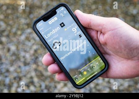 Burley in Wharfedale, Ilkley, West Yorkshire, Großbritannien. Oktober 2024. BBC Weather App Bug schlägt Hurrikanwinde in Großbritannien mit Windgeschwindigkeiten von 21739 km/h in London vor und prognostiziert sie. Credit: Kay Roxby/Alamy Live News Stockfoto