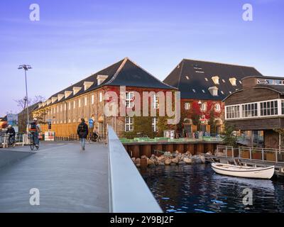 Kopenhagen, Dänemark - 9. Oktober 2022: Eine Brücke in der Nähe von Christiania in Kopenhagen mit Restaurants und Bootshäusern in seiner Umgebung Stockfoto