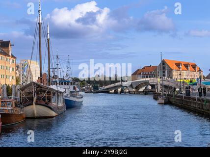 Kopenhagen, Dänemark - 9. Oktober 2022: Ein wunderschöner Kanal in der Hauptstadt Dänemarks, mit Segelbooten und interessanter Architektur Stockfoto