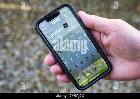Burley in Wharfedale, Ilkley, West Yorkshire, Großbritannien. Oktober 2024. BBC Weather App Bug schlägt Hurrikanwinde in Großbritannien mit Windgeschwindigkeiten von 21739 km/h in London vor und prognostiziert sie. Credit: Kay Roxby/Alamy Live News Stockfoto