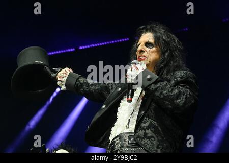 Alice Cooper live bei einem Konzert der „Too Close for Comfort“ Tour in der Max-Schmeling-Halle. Berlin, 09.10.2024 Stockfoto