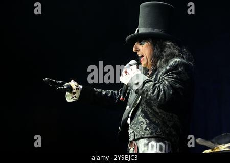 Alice Cooper live bei einem Konzert der „Too Close for Comfort“ Tour in der Max-Schmeling-Halle. Berlin, 09.10.2024 Stockfoto