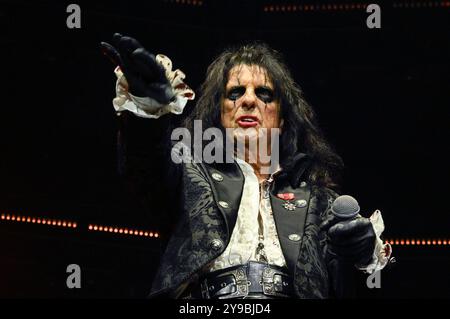 Alice Cooper live bei einem Konzert der „Too Close for Comfort“ Tour in der Max-Schmeling-Halle. Berlin, 09.10.2024 Stockfoto