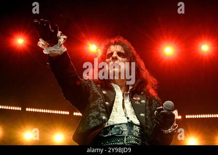 Alice Cooper live bei einem Konzert der „Too Close for Comfort“ Tour in der Max-Schmeling-Halle. Berlin, 09.10.2024 Stockfoto