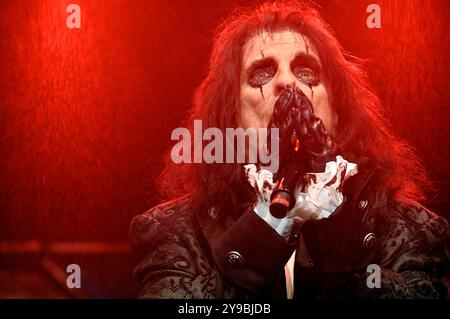 Alice Cooper live bei einem Konzert der „Too Close for Comfort“ Tour in der Max-Schmeling-Halle. Berlin, 09.10.2024 Stockfoto