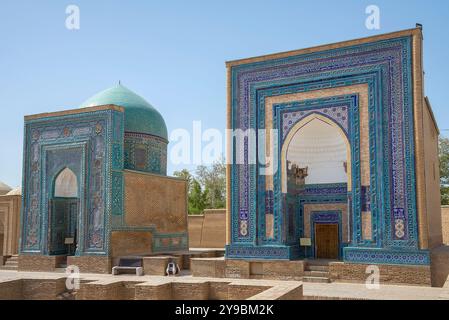 SAMARKAND, USBEKISTAN - 12. SEPTEMBER 2022: Zwei alte Mausoleen auf dem Gebiet des Shah-i-Zinda-Komplexes, Samarkand Stockfoto