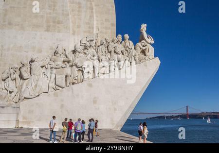 Menschen vor dem Denkmal für die Entdecker in Belem, Lissabon, Portugal Stockfoto