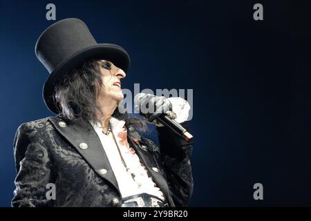 Alice Cooper, Konzert in der Max-Schmeling-Halle, Berlin, 09.10.2024 Alice Cooper live auf Too close for Comfort Tour in der Berliner Max-Schmeling-Halle am 09.10.2024. Berlin Max-Schmeling-Halle *** Alice Cooper, Konzert in Max Schmeling Halle, Berlin, 09 10 2024 Alice Cooper Live on Too Close for Comfort Tour in Max Schmeling Halle, Berlin am 09 10 2024 Berlin Max Schmeling Halle Copyright: XChristianxEnderx Stockfoto