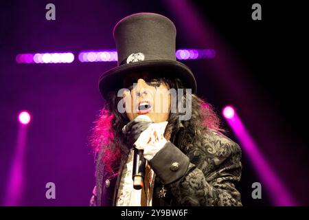 Alice Cooper, Konzert in der Max-Schmeling-Halle, Berlin, 09.10.2024 Alice Cooper live auf Too close for Comfort Tour in der Berliner Max-Schmeling-Halle am 09.10.2024. Berlin Max-Schmeling-Halle *** Alice Cooper, Konzert in Max Schmeling Halle, Berlin, 09 10 2024 Alice Cooper Live on Too Close for Comfort Tour in Max Schmeling Halle, Berlin am 09 10 2024 Berlin Max Schmeling Halle Copyright: XChristianxEnderx Stockfoto