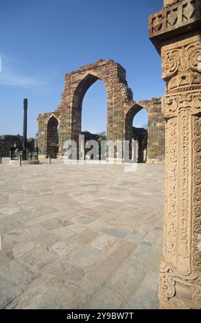 Insia, Delhi, Qutb Minar Komplex, Quwwar-ul-Islam Maskid und die Eiserne Säule. Die erste Moschee, die in Indien gebaut wurde. Stockfoto