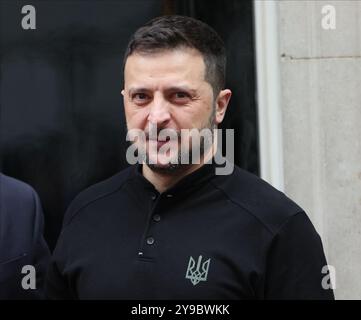 London, Großbritannien. 10. Oktober 2024. Der ukrainische Präsident Wolodymyr Zelensky wird von Premierminister Sir Keir Starmer begrüßt, als er in der Londoner Downing Street vor Treffen mit dem Premierminister und NATO-Generalsekretär Mark Rutte auf Nummer 10 eintrifft. Bilddatum: Donnerstag, 10. Oktober 2024. Quelle: Isabel Infantes/Empics/Alamy Live News Stockfoto