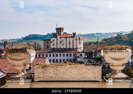 BAROLO, ITALIEN – 21. OKTOBER 2022: Die berühmten Weinberge von Barolo erstrecken sich über sanfte Hügel und produzieren einige der besten Weine Italiens. Stockfoto