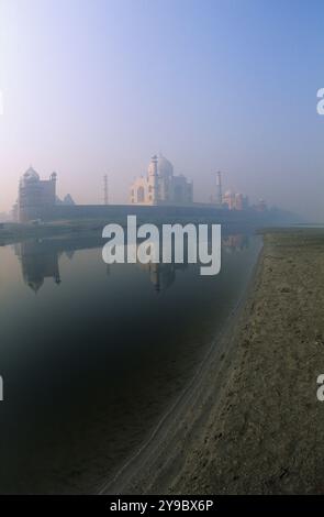 Indien, Agra, das Taj Mahal bei Sonnenaufgang/Sonnenaufgang. Stockfoto