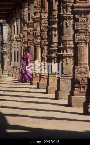 Steinsäulen, Qutab Minar, Delhi, Indien. Stockfoto