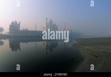 Indien, Agra, Blick auf das Taj Mahal über den Yamuna-Fluss. Stockfoto