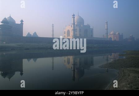 Indien, Agra, Blick auf das Taj Mahal über den Yamuna-Fluss. Stockfoto