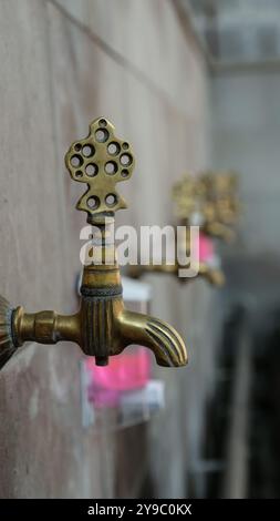 Kupferhahn, der in Brunnen aus der osmanischen Zeit verwendet wurde Stockfoto