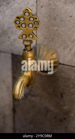 Kupferhahn, der in Brunnen aus der osmanischen Zeit verwendet wurde Stockfoto