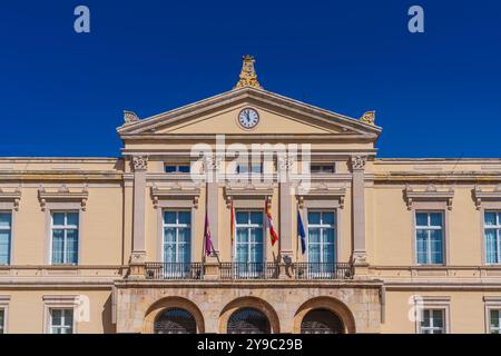 Palencia, Spanien. August 2024. Äußere des Rathauses auf der Plaza Mayor, erbaut im 19. Jahrhundert Stockfoto