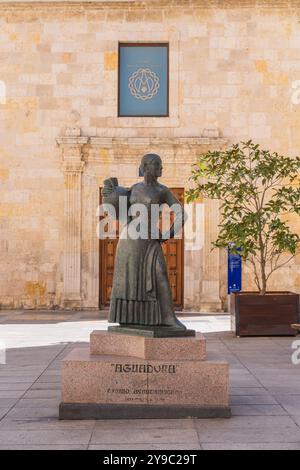 Palencia, Spanien. August 2024. Skulptur La Aguadora des spanischen Künstlers Luis Alonso aus dem Jahr 2002 Stockfoto